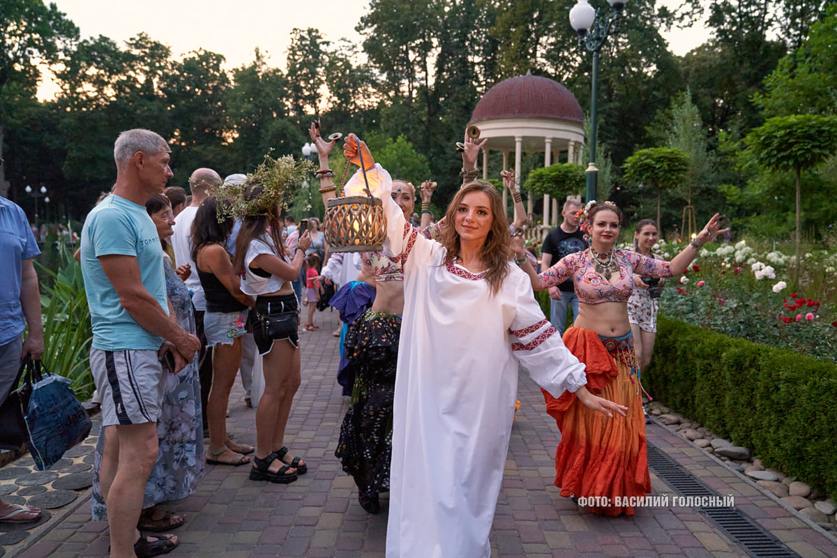 Венки, русалка, файер-шоу: как харьковчане отпраздновали Ивана Купала фото 1
