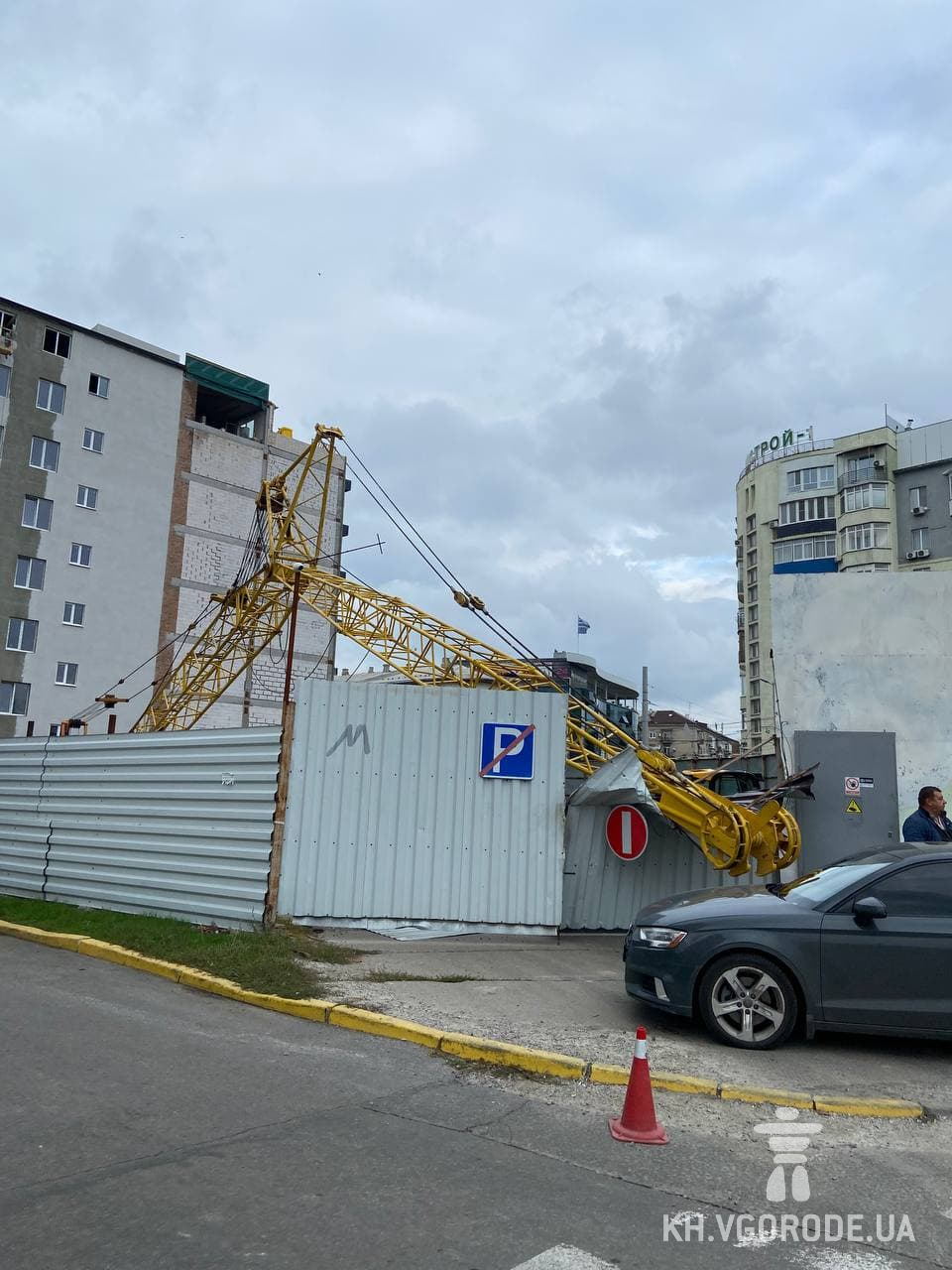 Проломил забор: на стройке в центре Харькова второй раз за год упал строительный кран фото 1