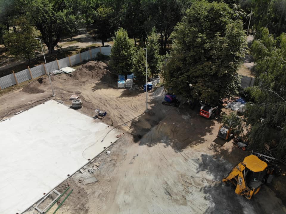 С зоной отдыха и развлечений: на Клочковской создают новый сквер фото 1