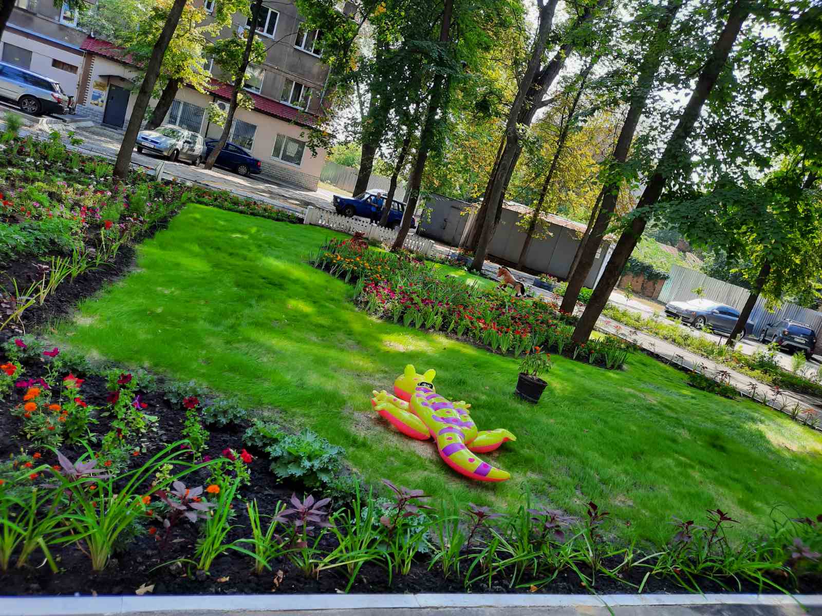 С тигром и цветами: в Харькове выбрали лучший двор фото 1