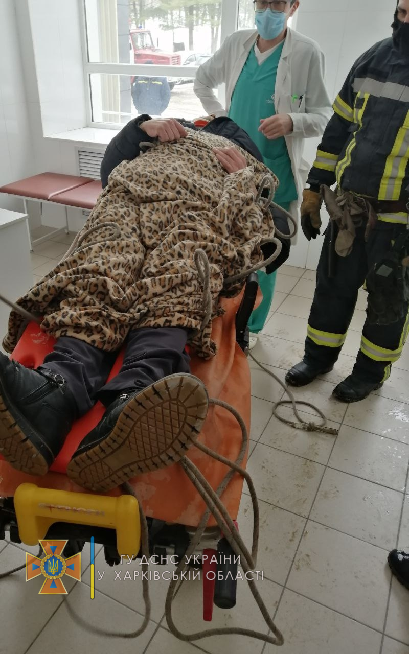 В Харькове мужчина выпал с пятого этажа и выжил.