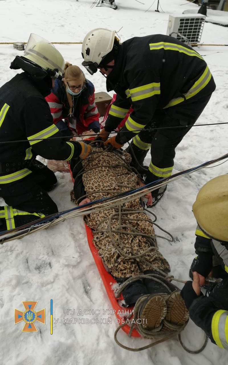 В Харькове мужчина выпал с пятого этажа и выжил.