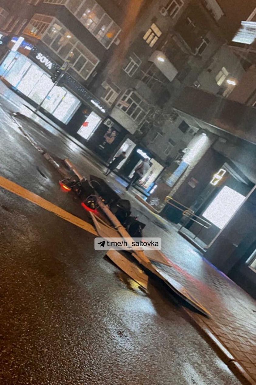 В Харькове от ветра упал светофор.