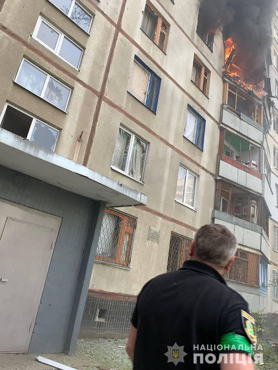 На Салтівці поліцейський врятував родину після влучання російського снаряду у будинок.