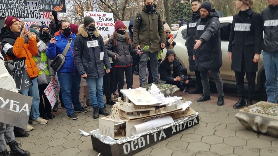 В Харькове студенты-архитекторы протестовали против объединения вузов.