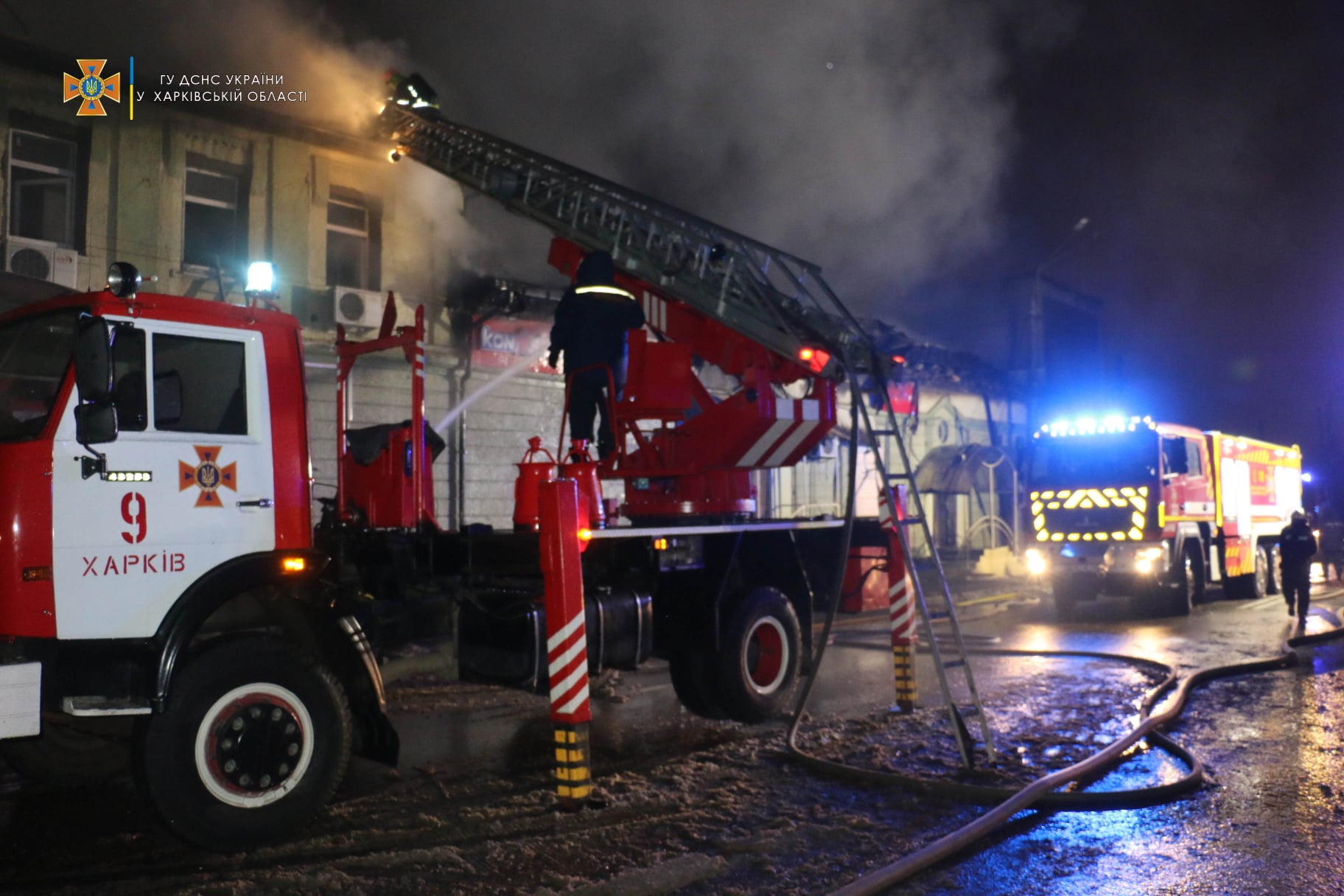 В Харькове 50 пожарных семь часов гасят масштабный пожар на складе.