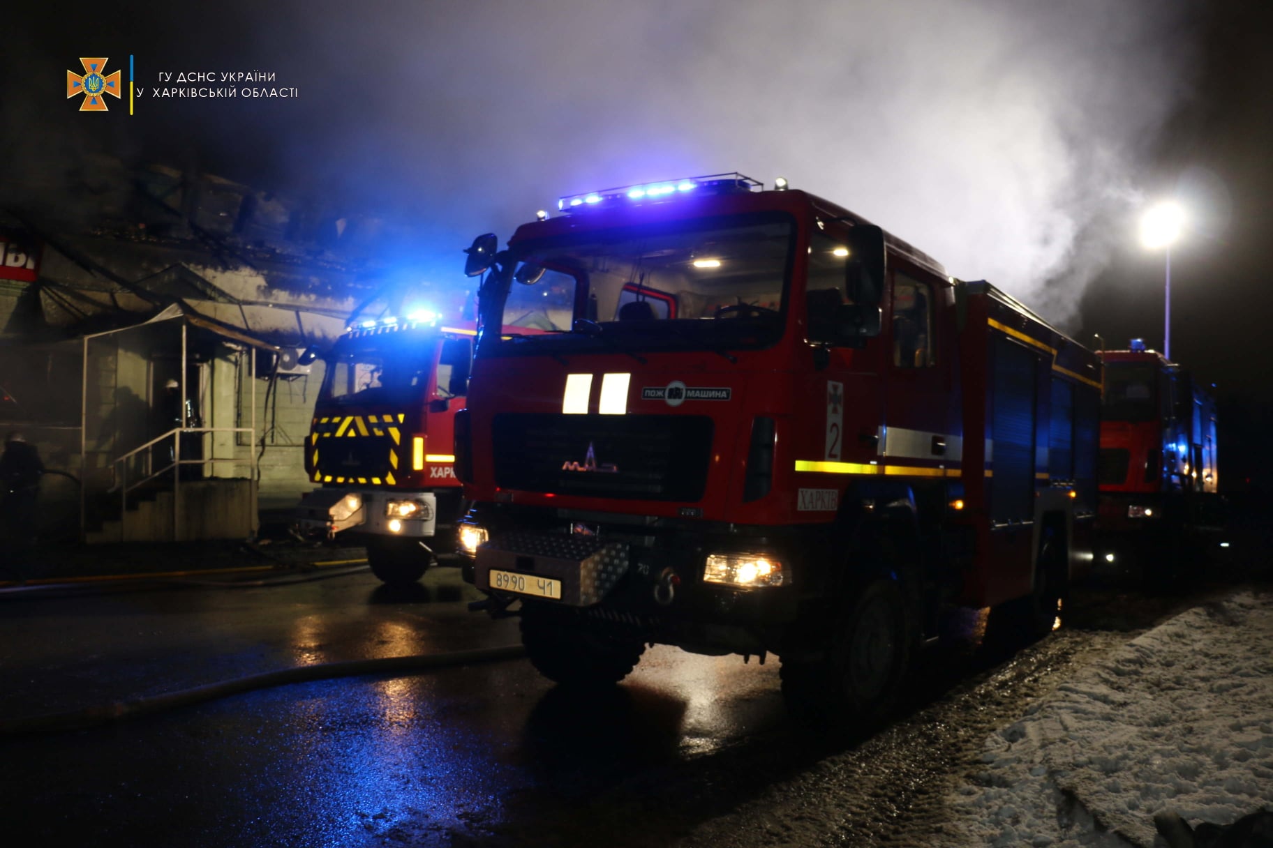 В Харькове 50 пожарных семь часов гасят масштабный пожар на складе.