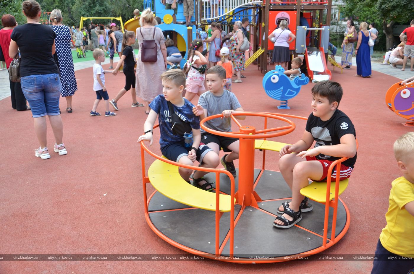 С детскими площадками и парковыми львами: на Салтовке появилась новая зона отдыха фото 6 5