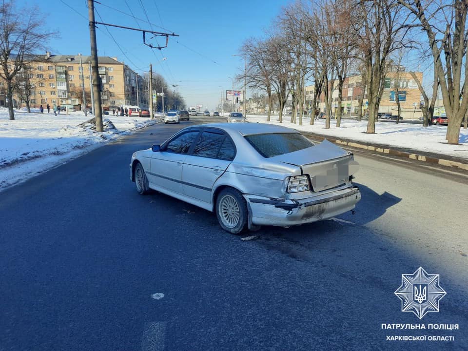На Новых домах столкнулись три легковушки: есть пострадавший.