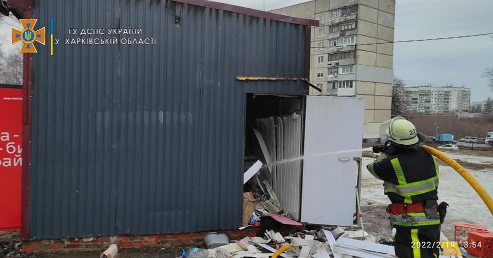 На Салтовке подожгли торговый павильон.