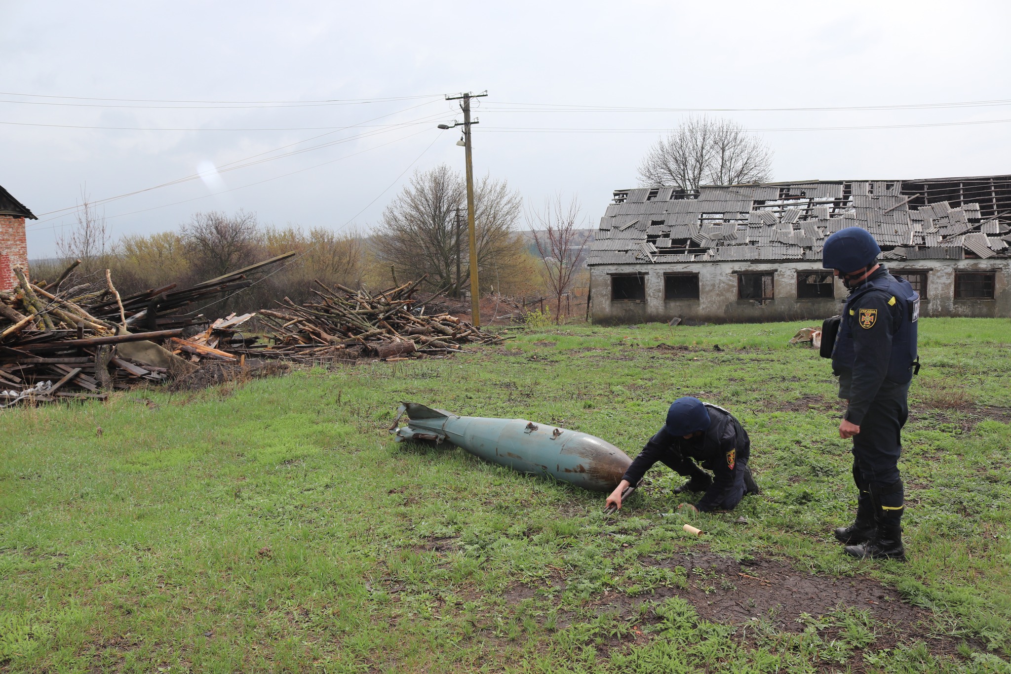 Під Харковом сапери під обстрілами знешкодили 500-кілограмову авіабомбу.