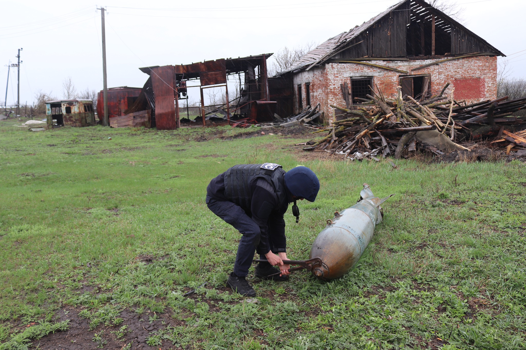 Під Харковом сапери під обстрілами знешкодили 500-кілограмову авіабомбу.