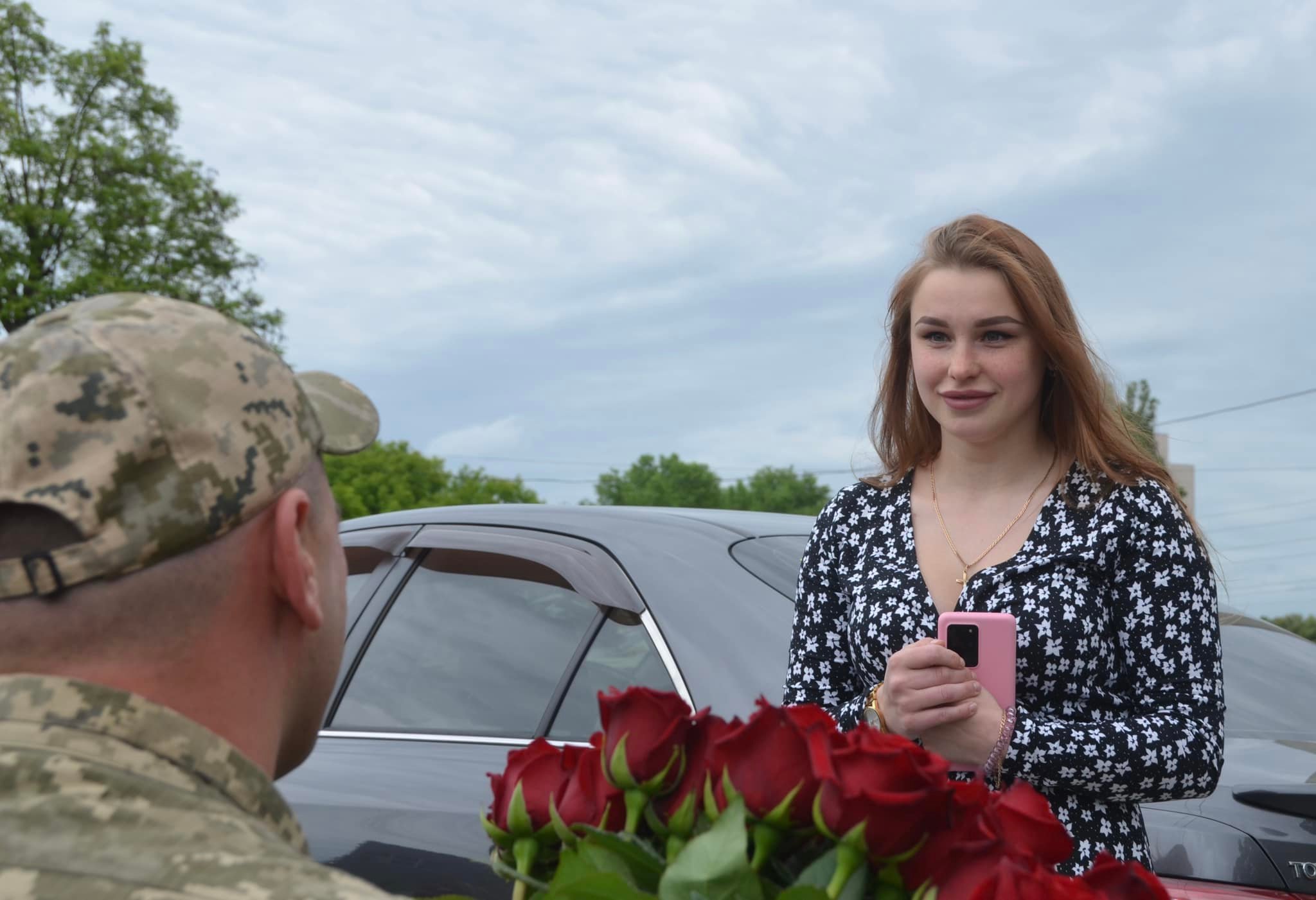 Поліцейські допомогли воїну з харківської бригади освідчитися у коханні дівчині.