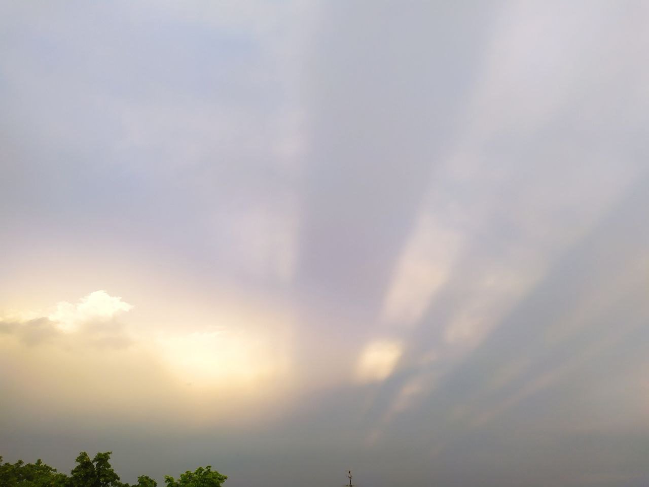 В небе над Харьковом заметили редкое явление &mdash; противосумерные лучи.