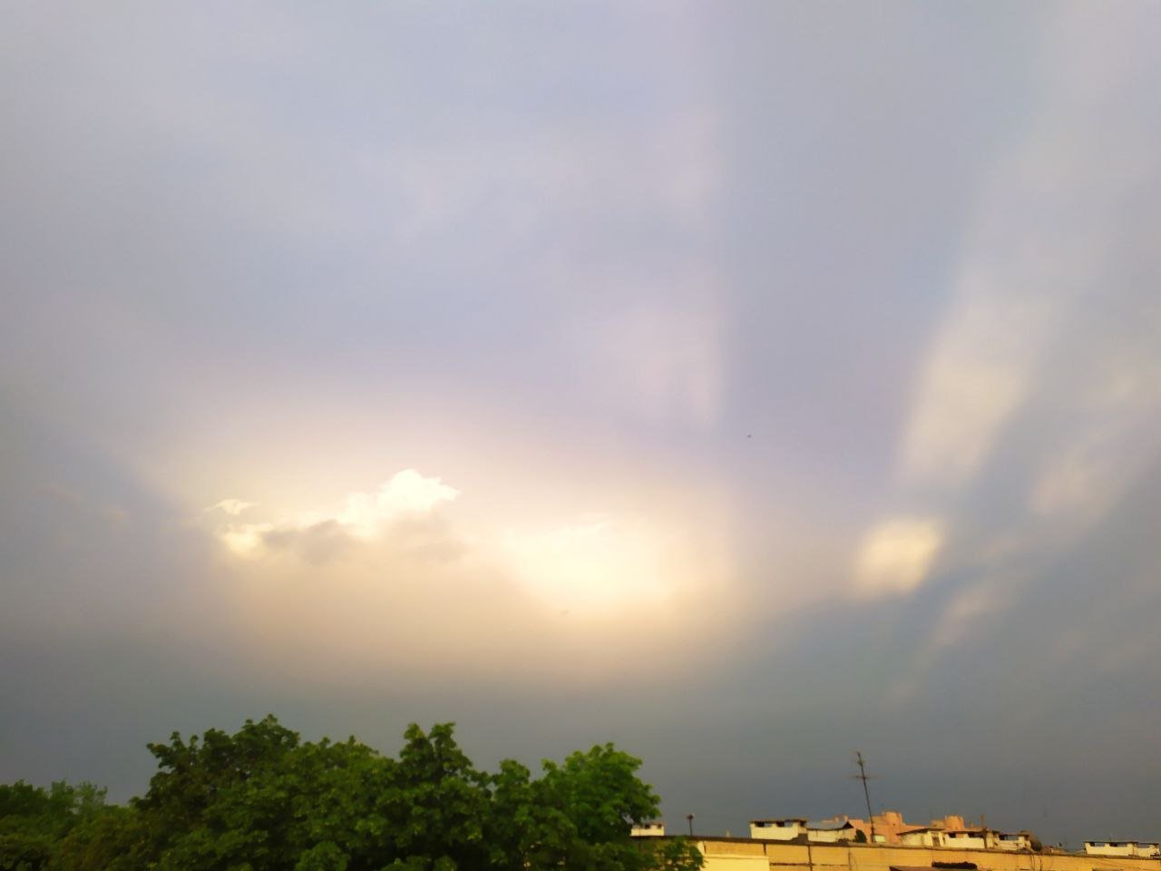 В небе над Харьковом заметили редкое явление &mdash; противосумерные лучи.