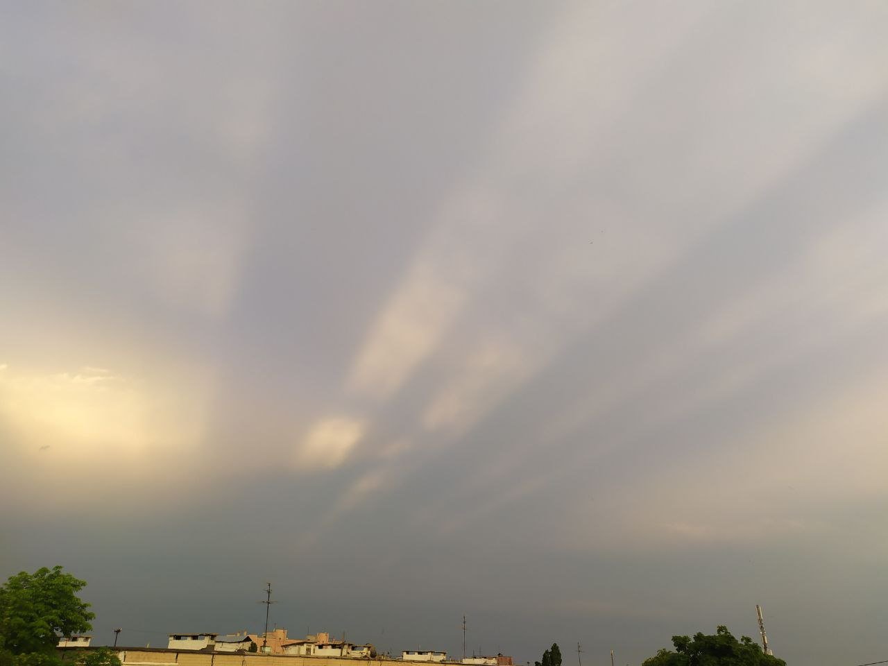 В небе над Харьковом заметили редкое явление &mdash; противосумерные лучи.