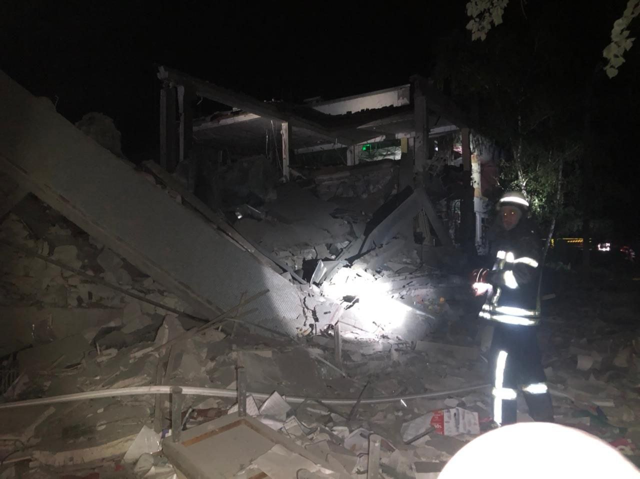 Ночной обстрел Харькова 2 июня: пожар в школе и на производстве, погиб и пострадал
