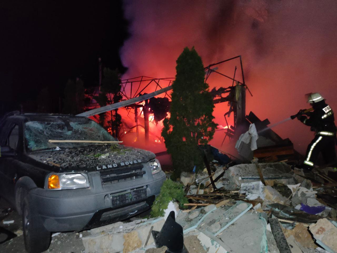 Вночі росіяни обстріляли кафе, магазин та школу у Харкові.