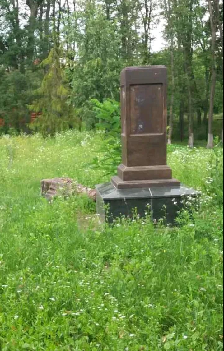 С именем Путина на табличке: в Харьковской области снесли памятник русскому царю.