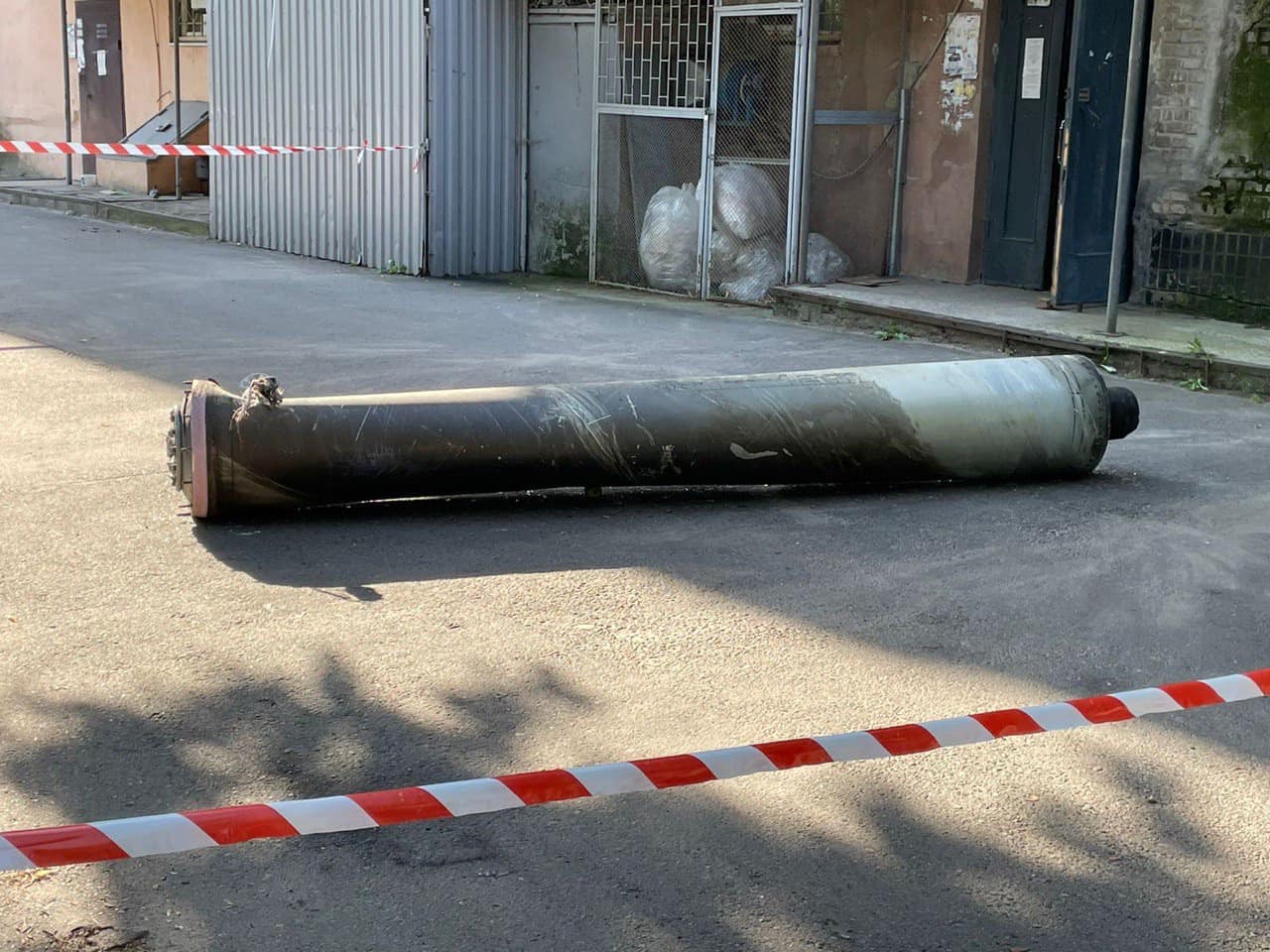 Появились фото с места ночных обстрелов Чугуева: стреляли из ЗРК С-300.