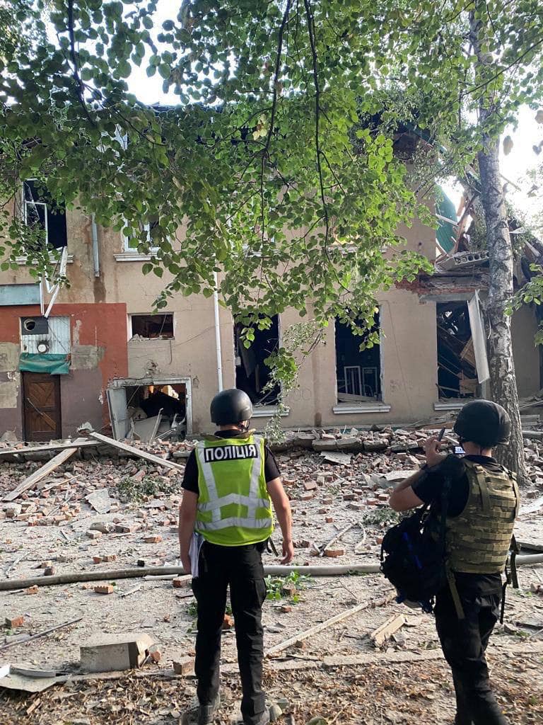 Появились фото с места ночных обстрелов Чугуева: стреляли из ЗРК С-300.