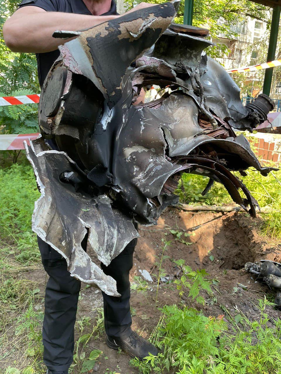 Появились фото с места ночных обстрелов Чугуева: стреляли из ЗРК С-300.