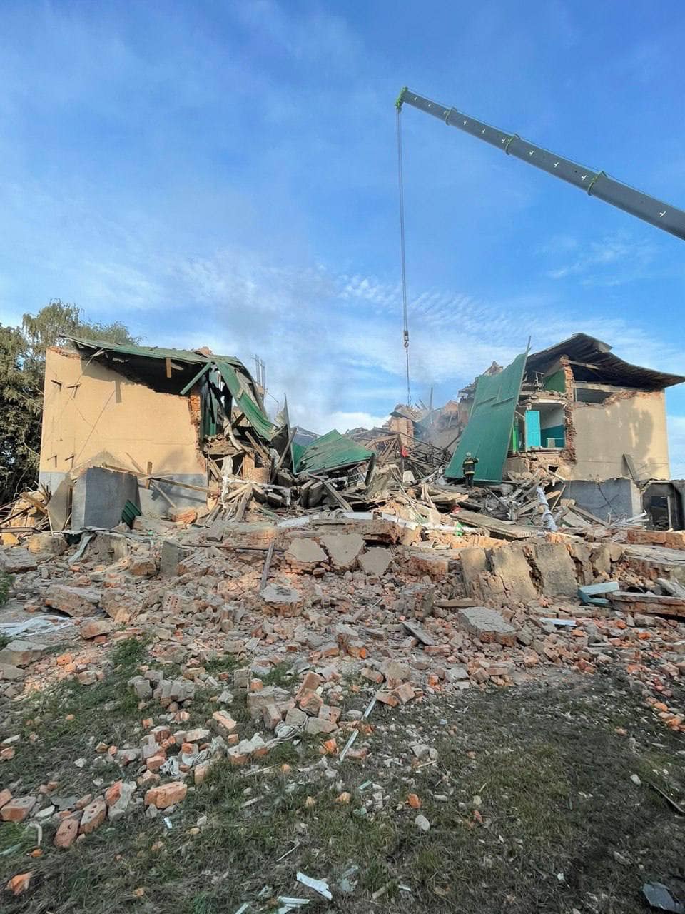 Появились фото с места ночных обстрелов Чугуева: стреляли из ЗРК С-300.