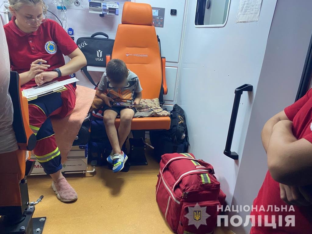 В Харькове горе-мать валялась на улице пьяной: 6-летний сын ждал рядом.