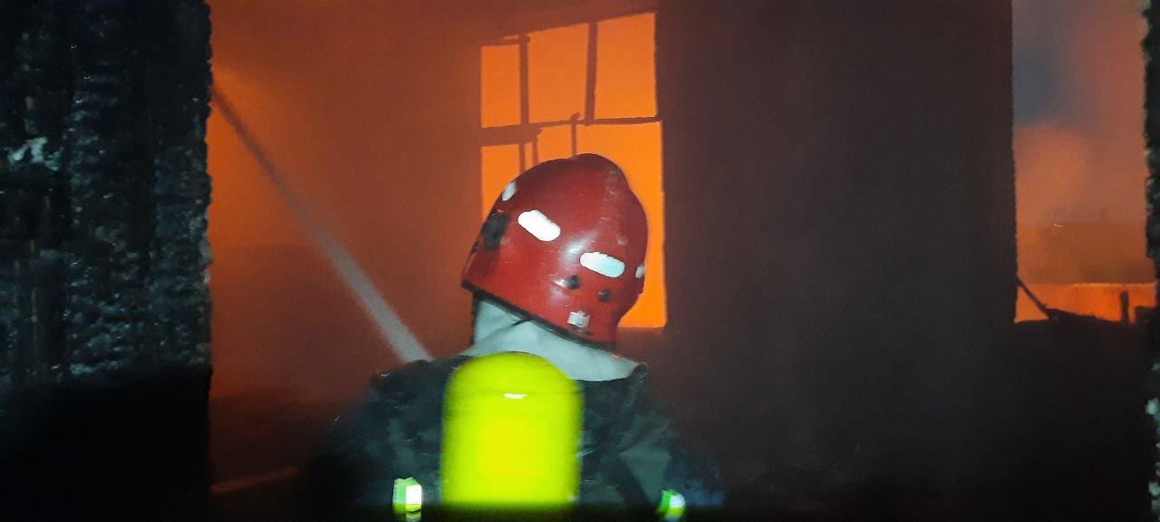 Россияне ударили по Харькову ракетами С-300: разрушено здание училища, произошел масштабный пожар.