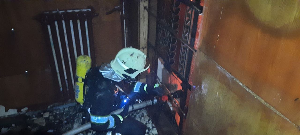 Россияне ударили по Харькову ракетами С-300: разрушено здание училища, произошел масштабный пожар.