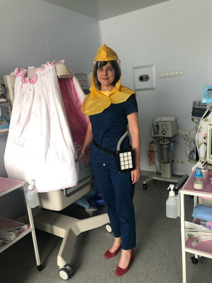 Заменяют сотню респираторов: харьковская мастерская собирает защитные шлемы для медиков фото 2 1