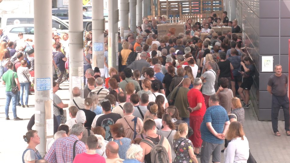Харьковчане простояли в очереди за 