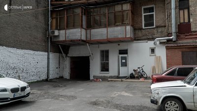 Внутренний двор дома, где расположено кафе. Пластиковые двери - задний вход в заведение. Фото: suspilne.media