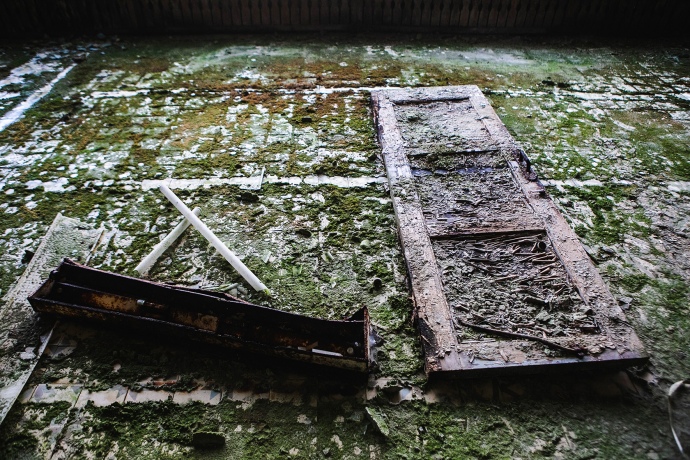 "В этом помещении высокая влажность, — обращает внимание Жукова. — Грибок может вызвать аллергию у людей, предрасположенных к этому. Нужно провести дезинфекцию"