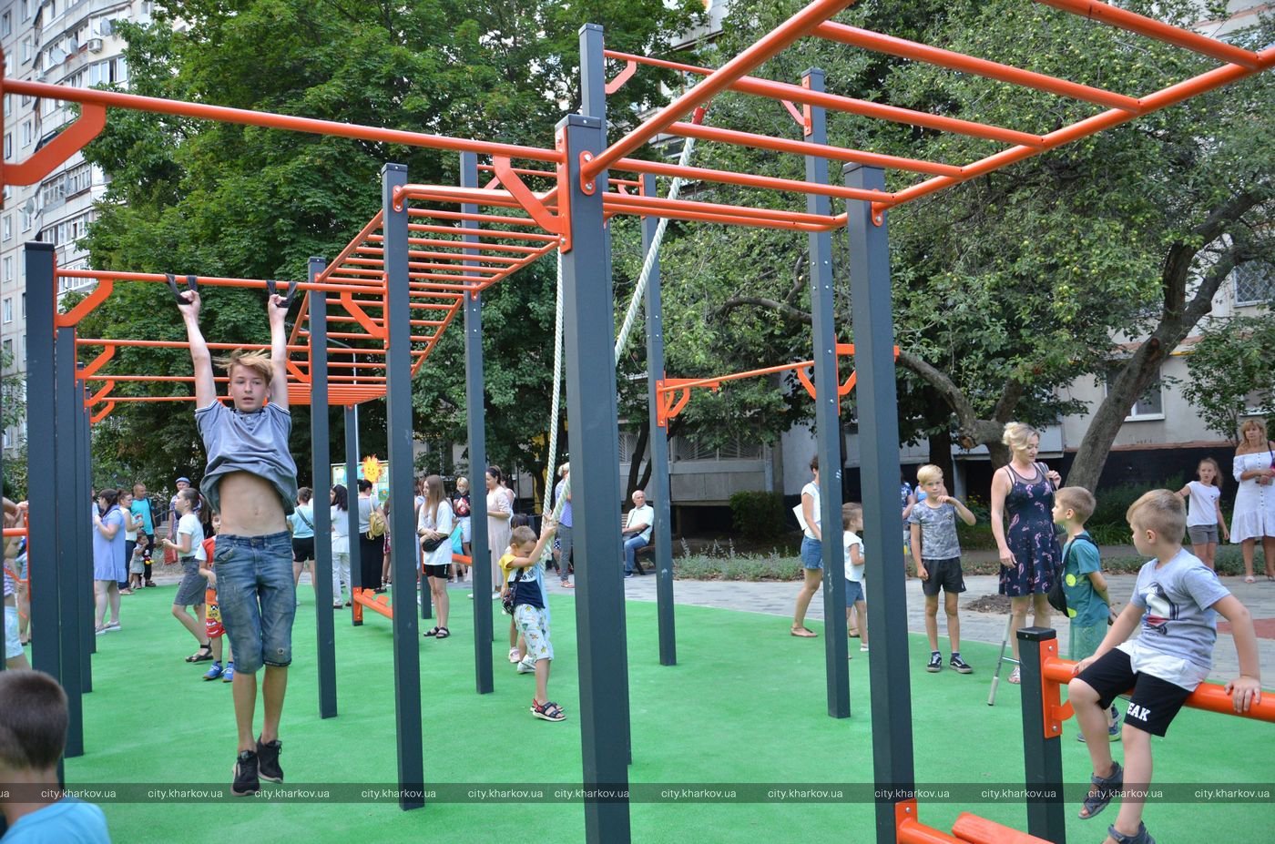 С детскими площадками и парковыми львами: на Салтовке появилась новая зона отдыха фото 7 6