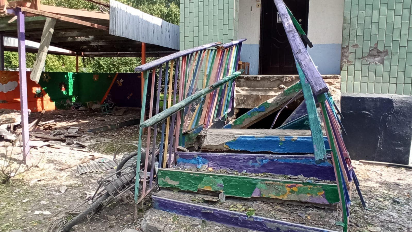 Росіяни обстріляли дитячий садок у Харкові.