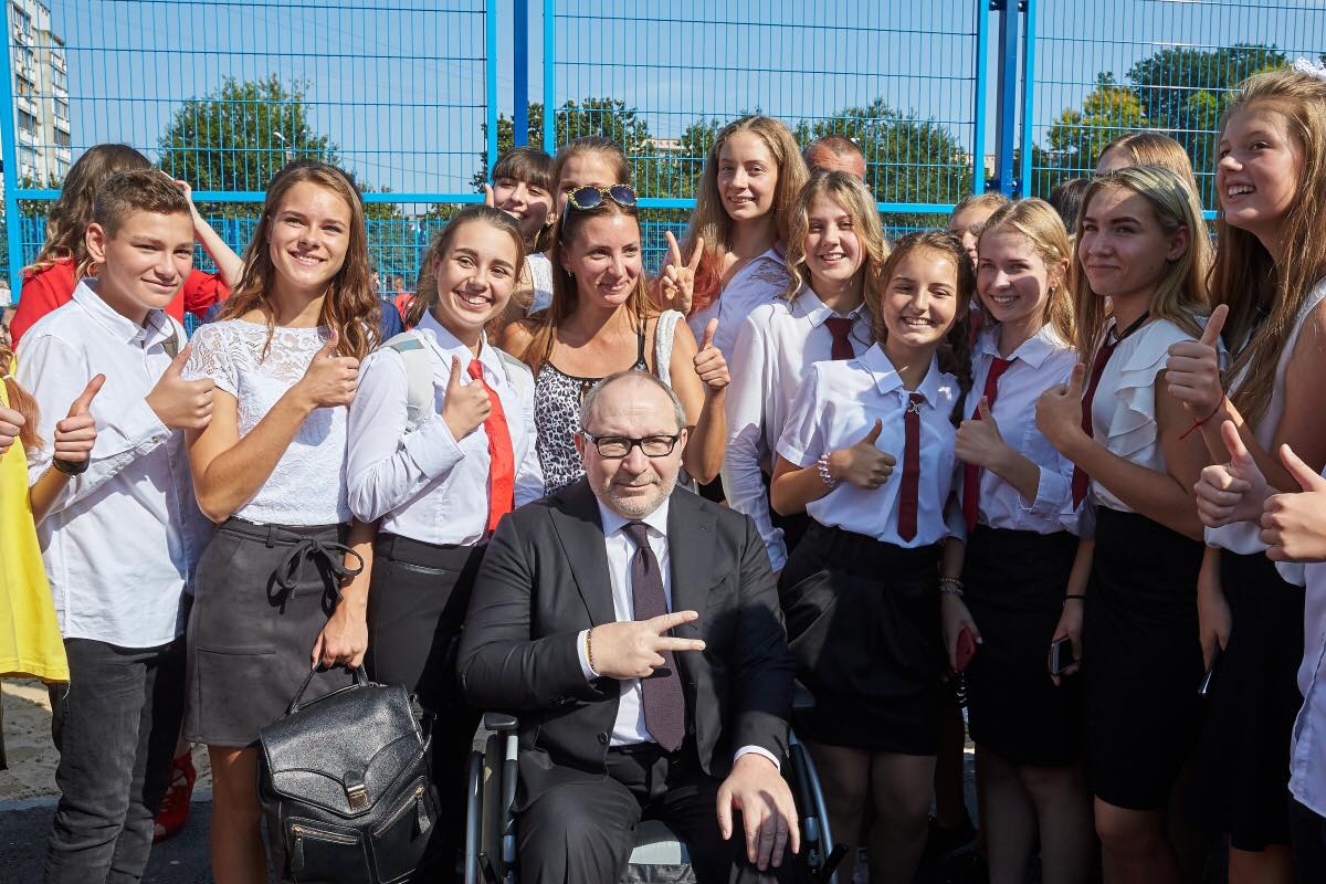 Кернес с учениками Харьковской гимназии №82, 2018 год / Фото: Геннадий Кернес via Facebook