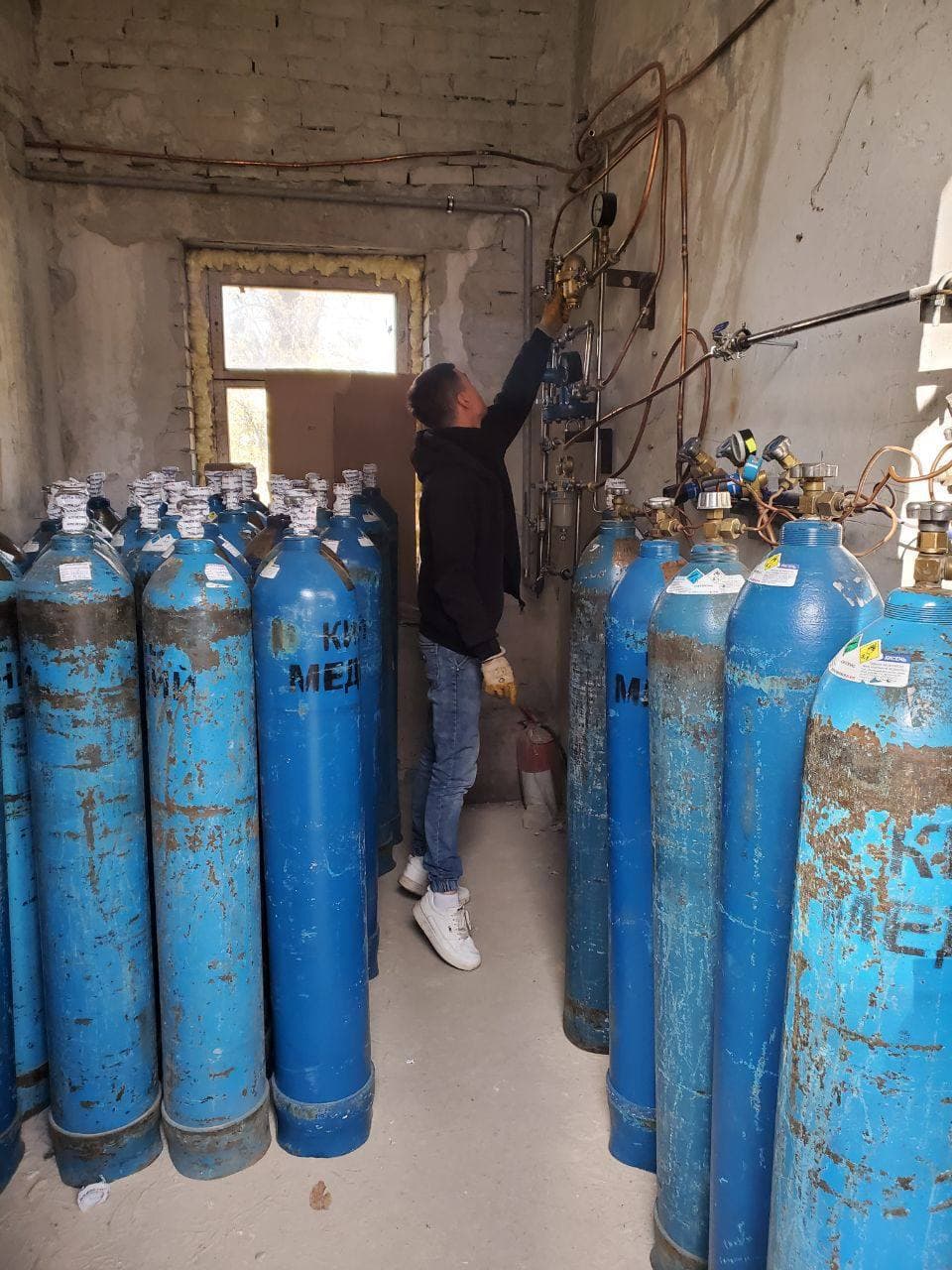 На деньги избирательной кампании: Михаил Добкин профинансирует монтаж кислородной трассы в одной из больниц Харькова фото 2 1