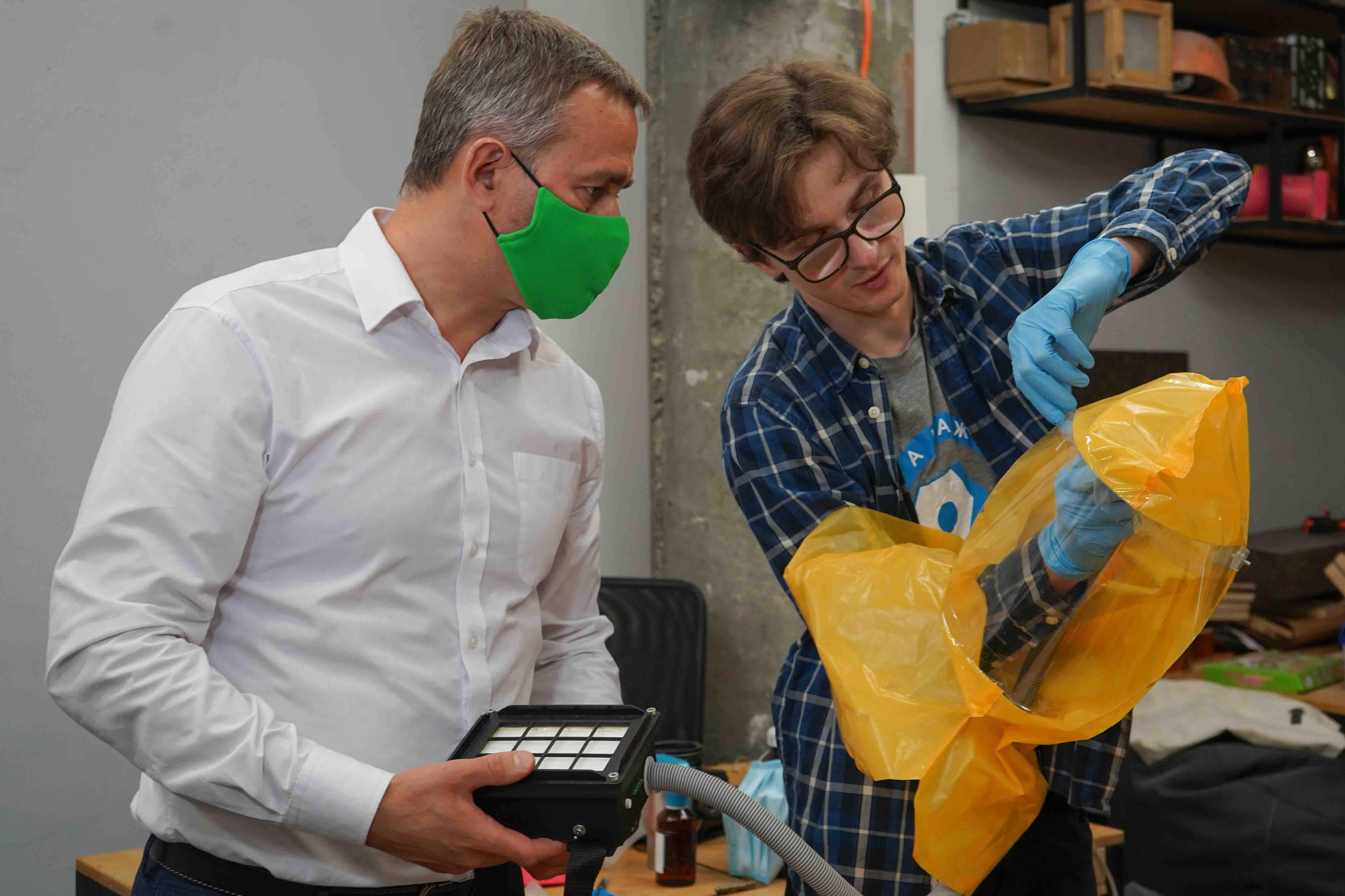 Заменяют сотню респираторов: харьковская мастерская собирает защитные шлемы для медиков фото 3 2