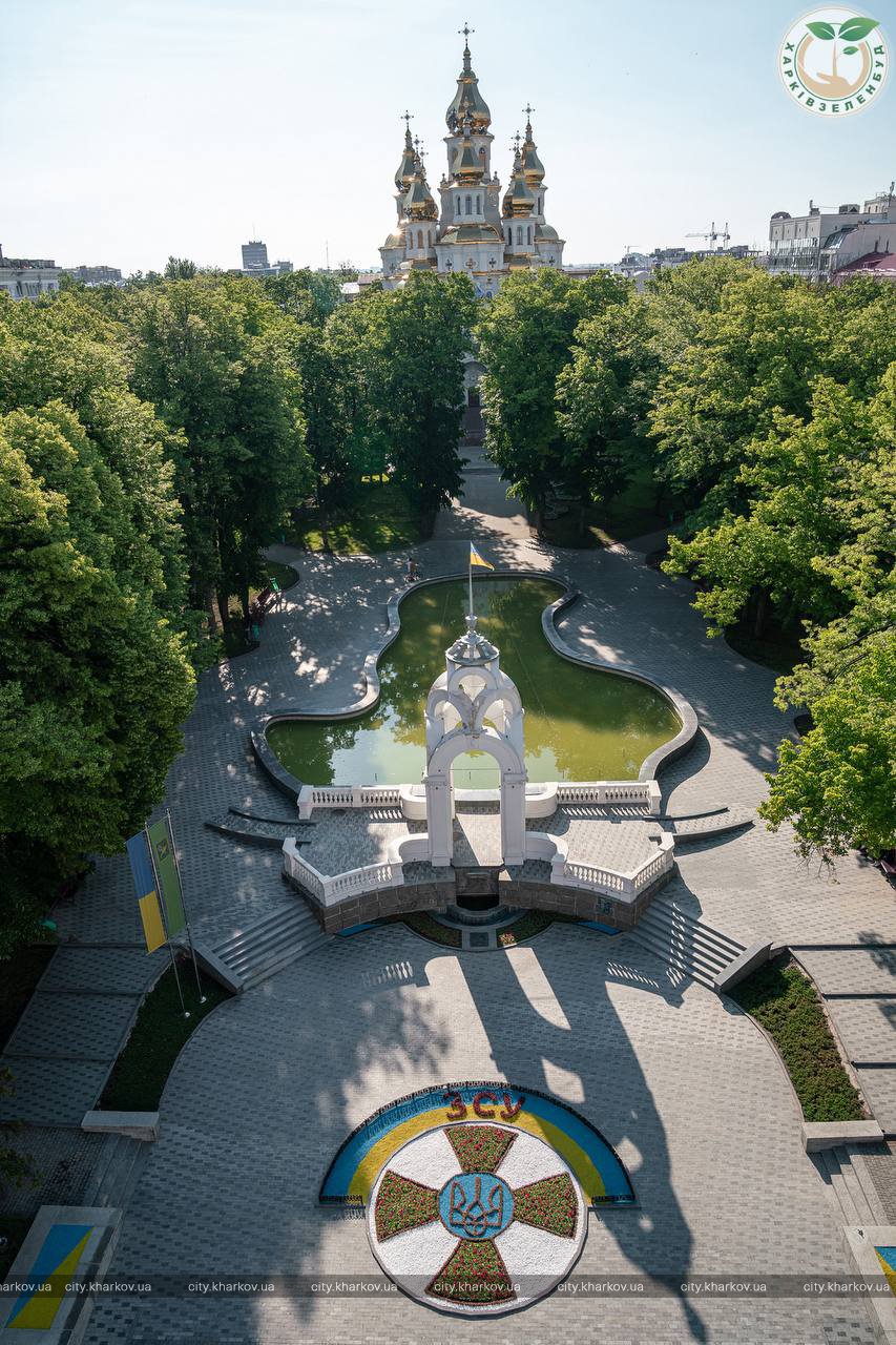 В центре Харькова было создано цветочное панно в честь Вооруженных Сил Украины.