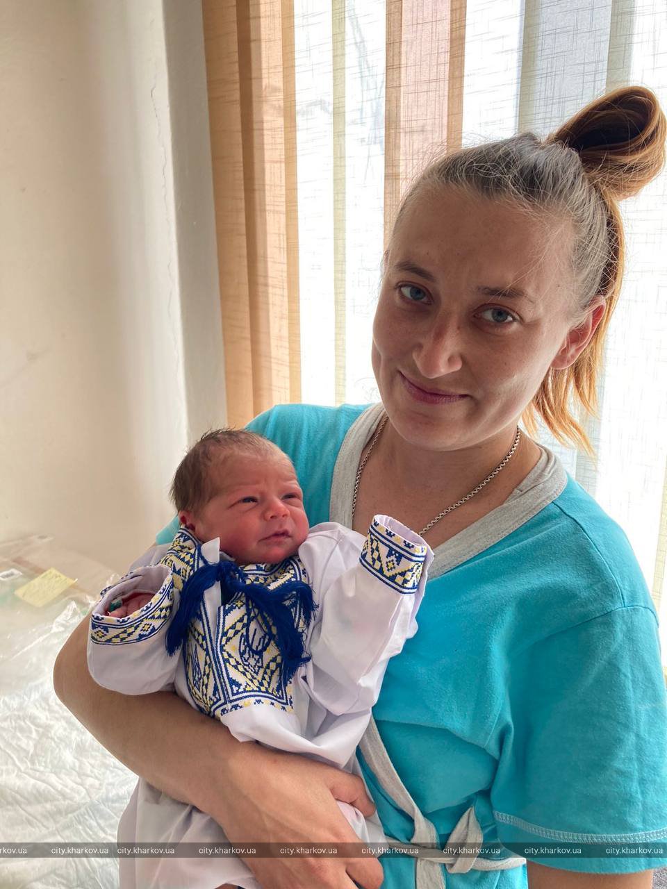 В Харькове новорожденным подарили вышиванки.