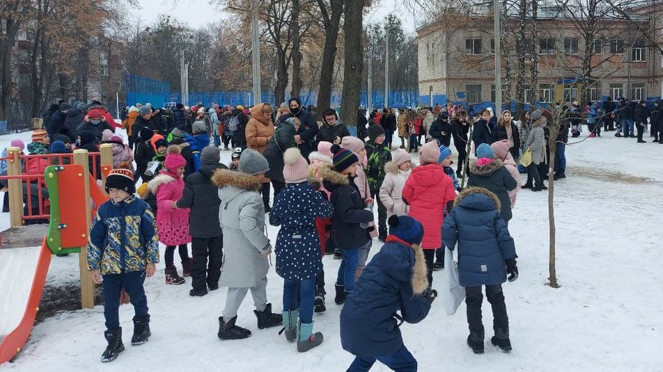 Ищут взрывчатку: на Новых домах эвакуировали школу.