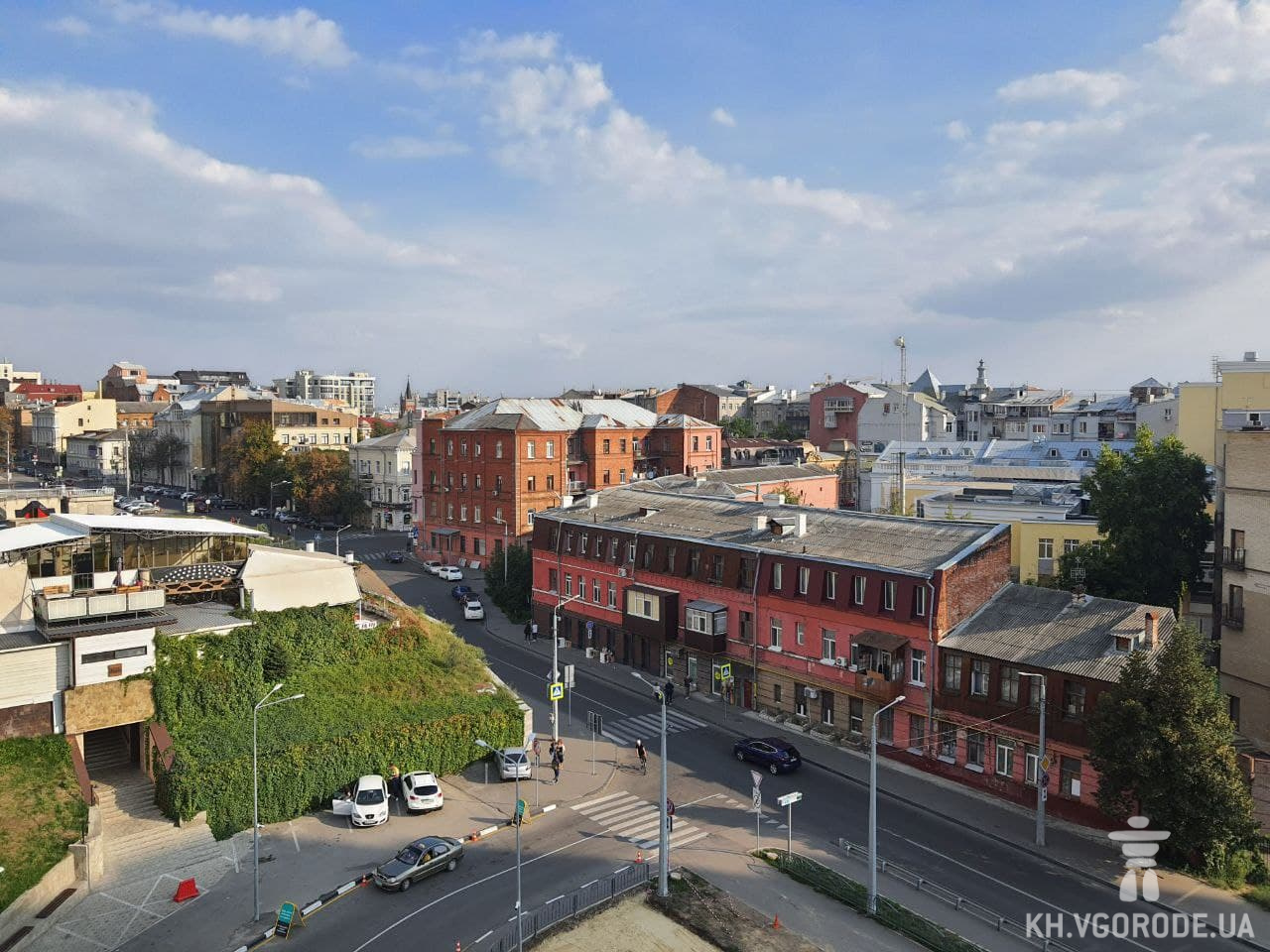 Вместо смотровой площадки: паркинг в центре Харькова стал местом для свиданий и фотосессий фото 1