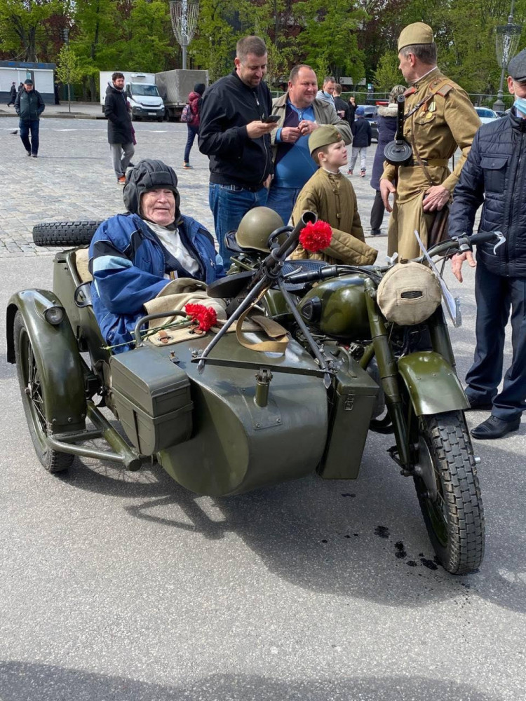 Трофейные ретро-машины,  военная техника и полевая каша: на площади Свободы отмечают День Победы фото 9 8