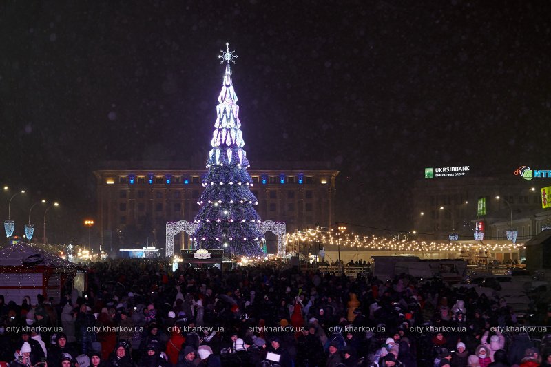 В Харькове зажгли новогоднюю елку 2022.