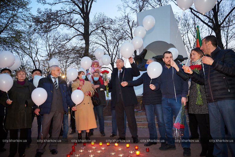 35 лет со дня аварии на ЧАЭС: в Харькове зажгли свечи и запустили в небо белые шары фото 1