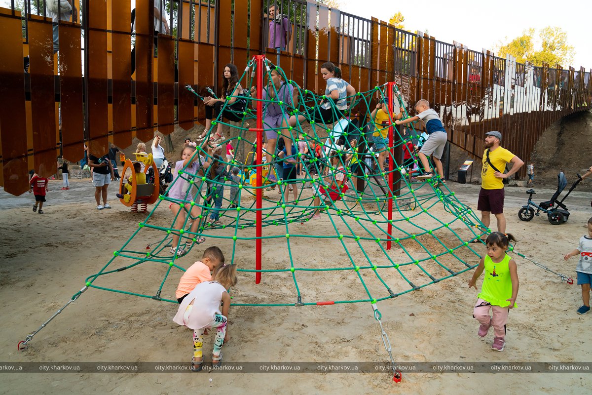 Замок, скалодром, детские площадки: парк "Юность" в Харькове открыли после реконструкции фото 15 14