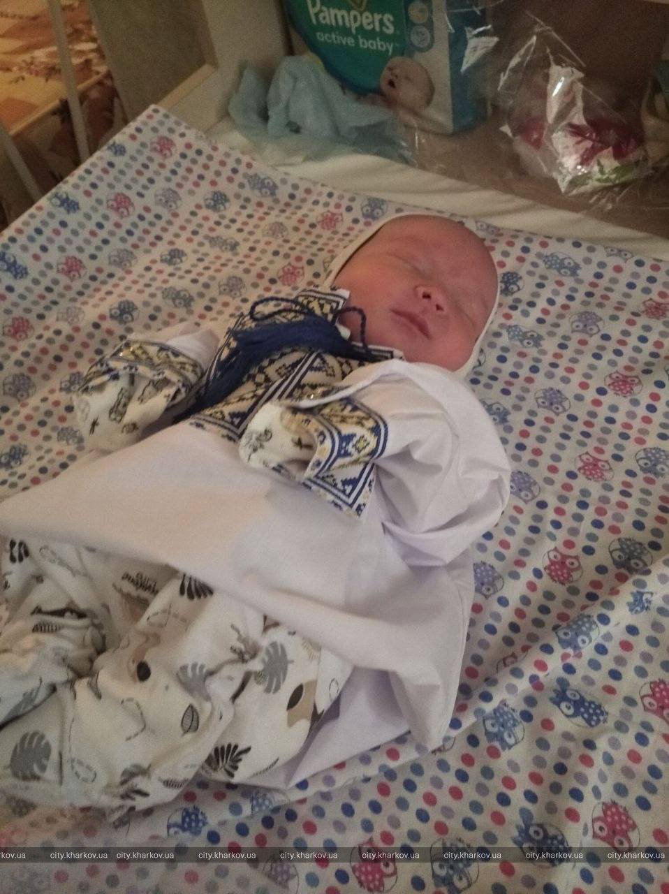 В Харькове новорожденным подарили вышиванки.