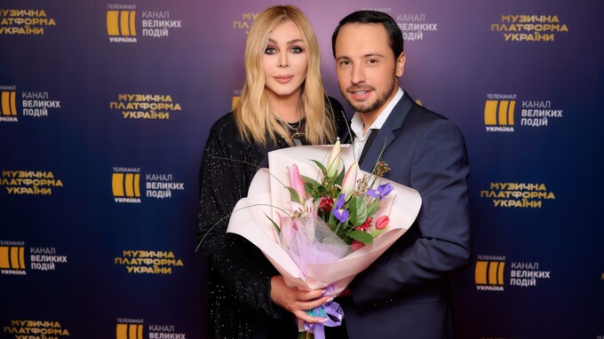 Ирина Билык и Сергей Мироненко после выступления на новогодней платформе.