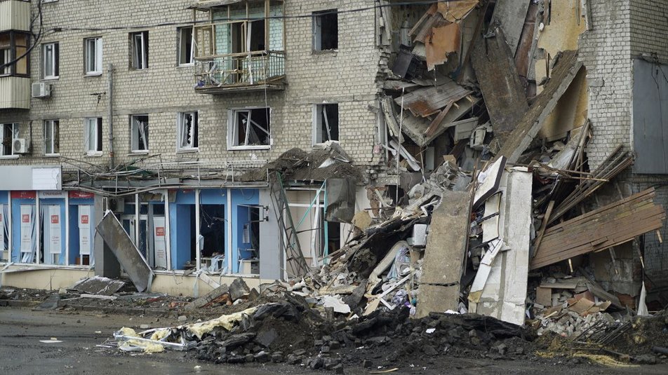 "Кричу: дістаньте мене, я жива", &mdash; врятована харків'янка розповіла про ракетний удар по багатоповерхівці.